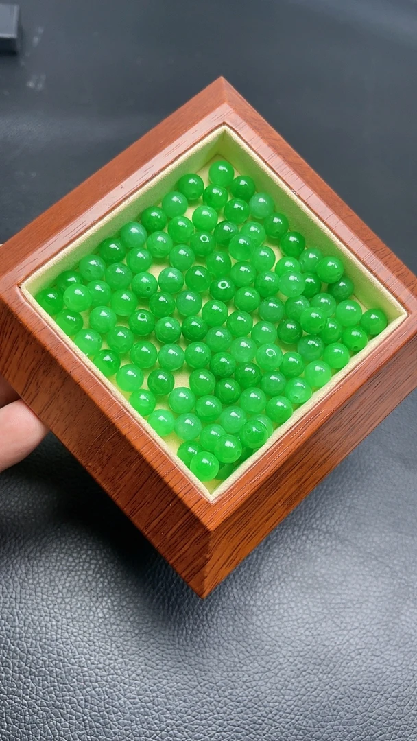 天然缅甸翡翠绿珠子一颗 散珠 卡8mm （多样性发货）
