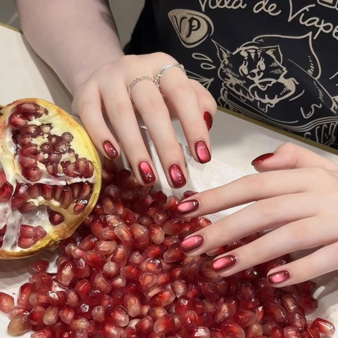 秋冬新年款氛围感石榴红猫眼手工穿戴甲红色猫眼日常显白百搭美甲