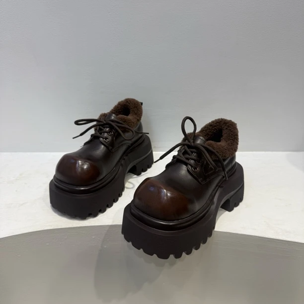 YG 小众设计师款不规则鞋头加绒单鞋女2025冬季厚底增高显瘦皮鞋