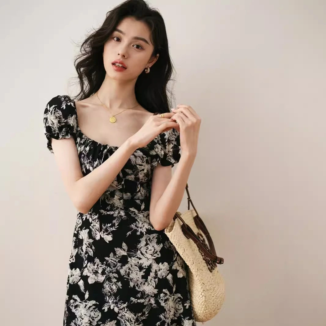 法式赫本风艺术感森系法式长裙惊艳雾霾黑色方领碎花连衣裙女夏季