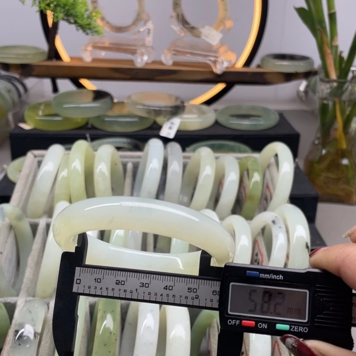 蛇纹石玉手镯未镶嵌80