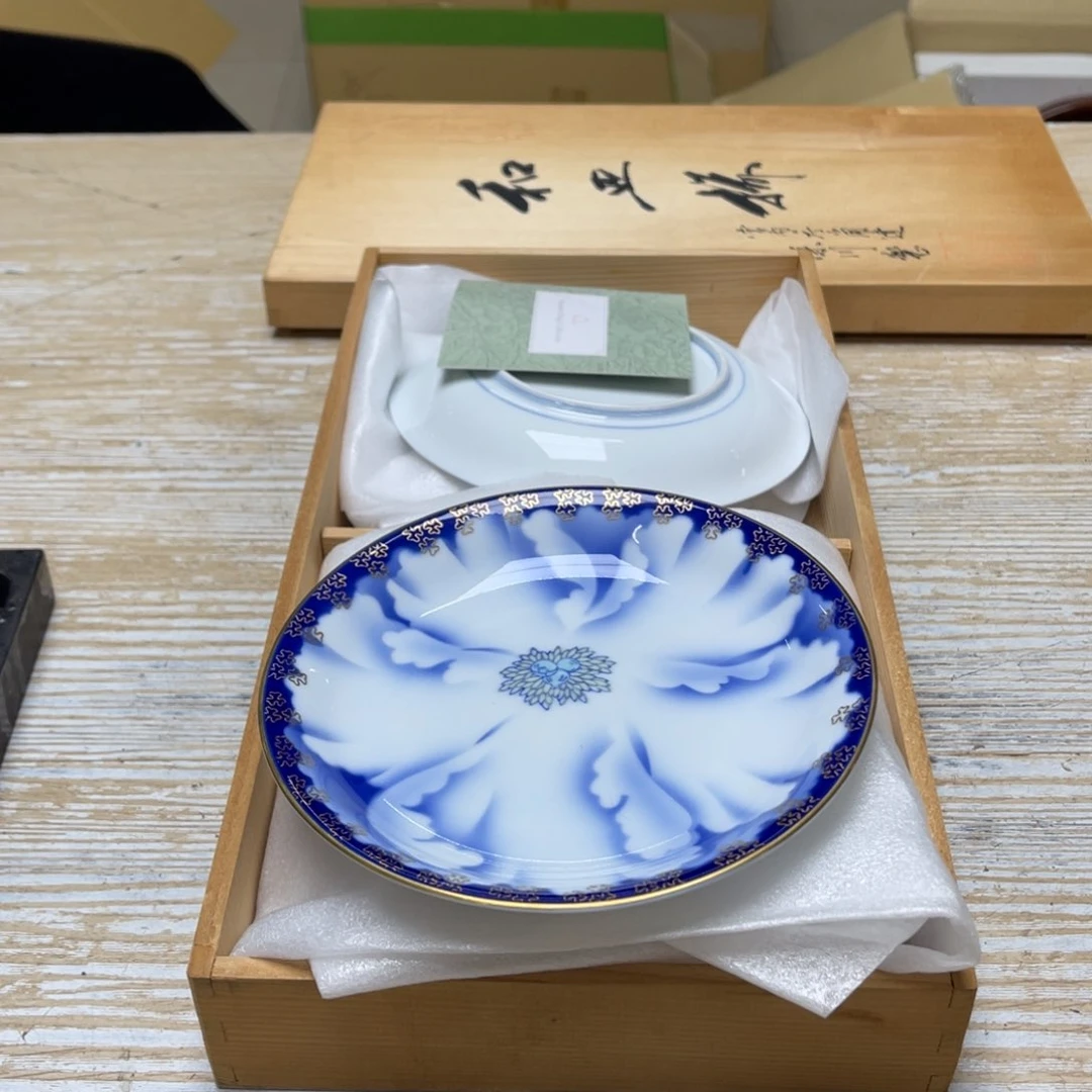 瓷片魔****?密密麻麻地排列着一个