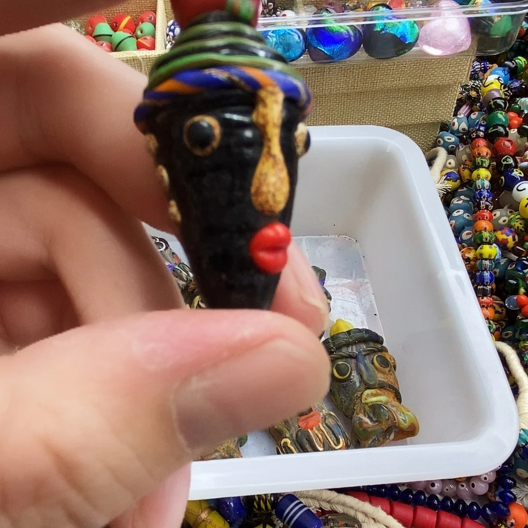 琉璃颈饰双面脸吊坠