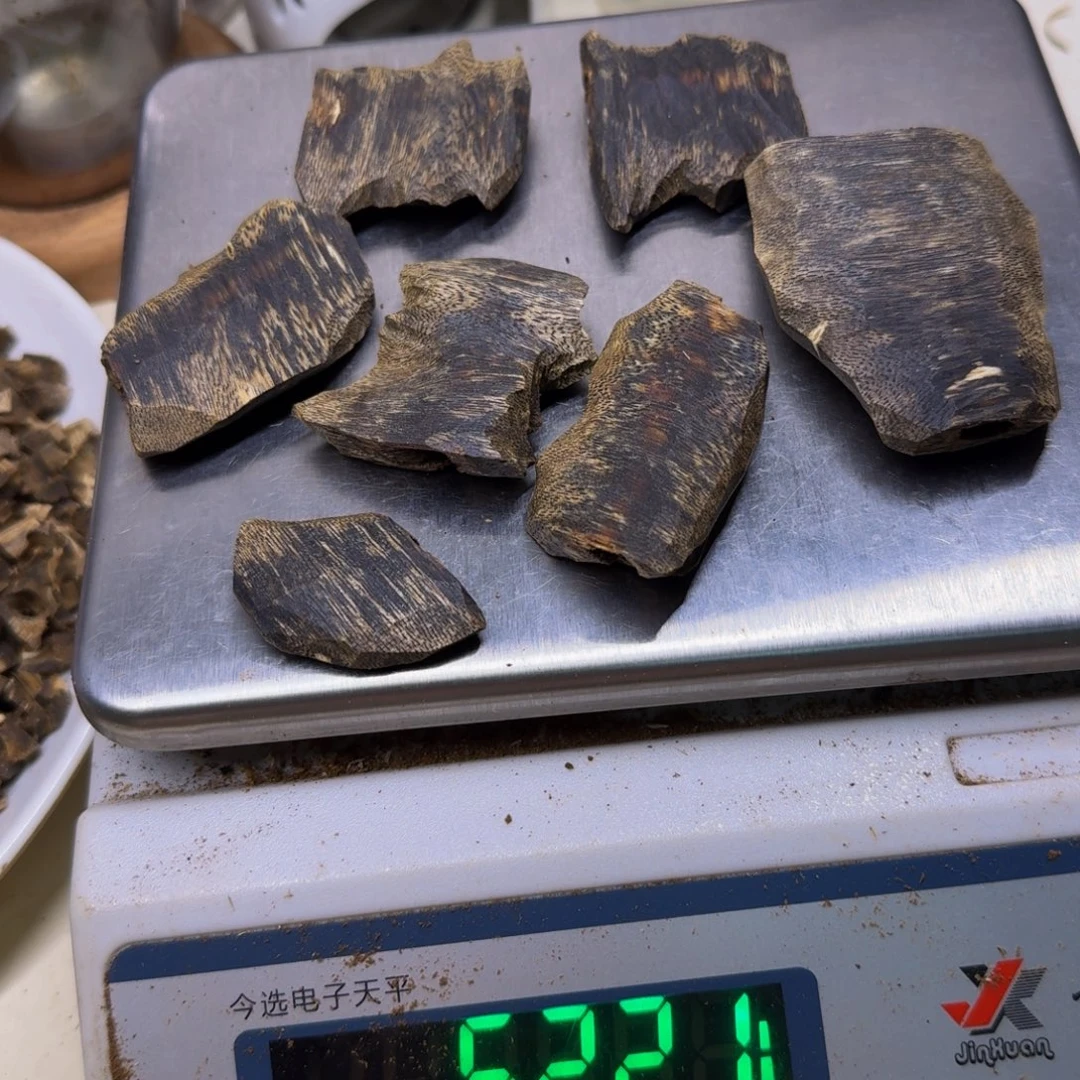 小***皮沉香碎屑沉香奇楠沉香黑棋块料50克