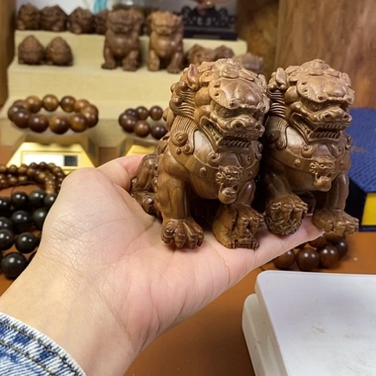 老山檀香狮子摆件一对