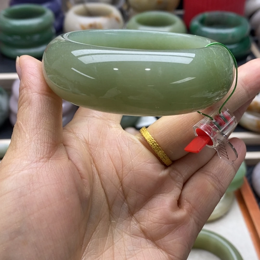 黎***萍石英岩玉未镶嵌手镯