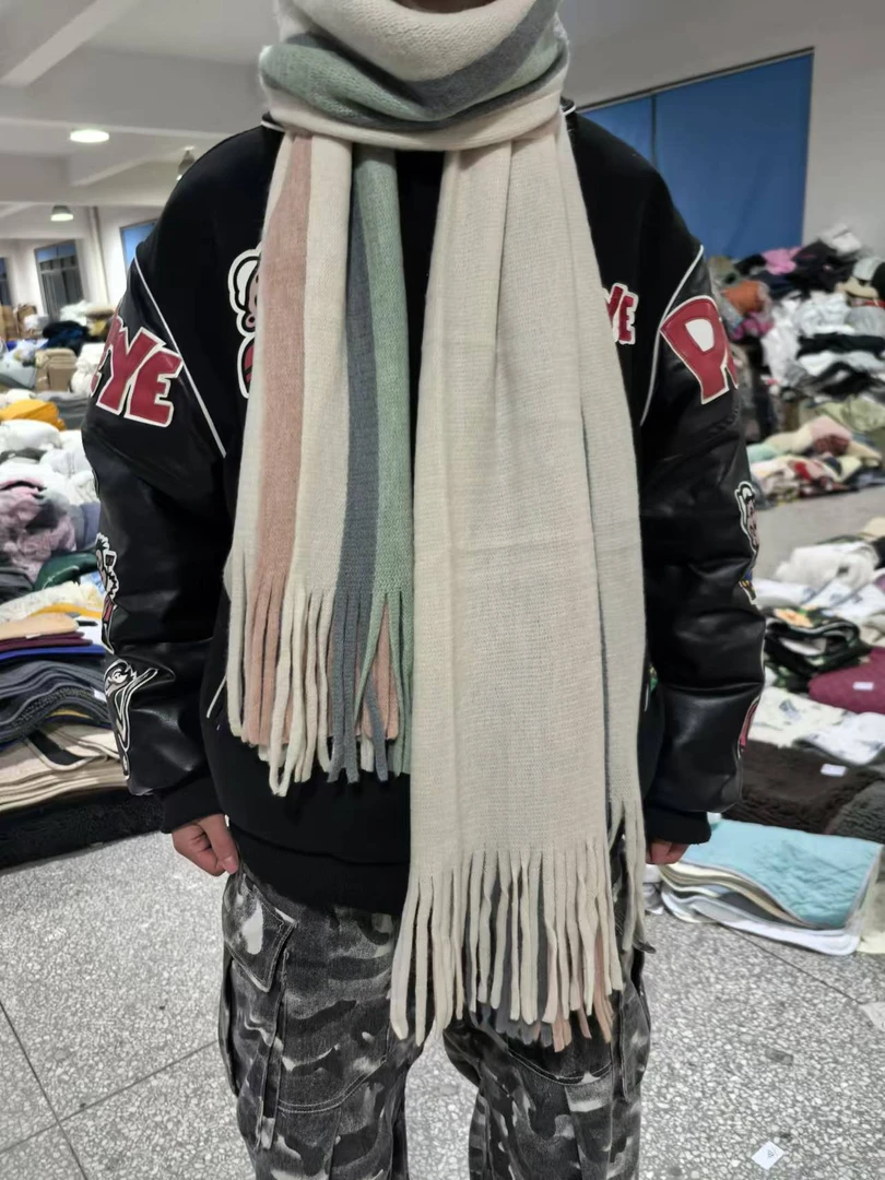 《厚广家》3楼2米长浅色条纹垂坠感围巾 发1张