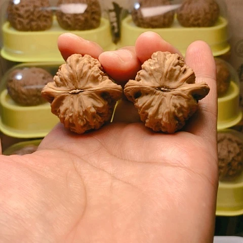 【闪购商品】文玩核桃吊坠白狮