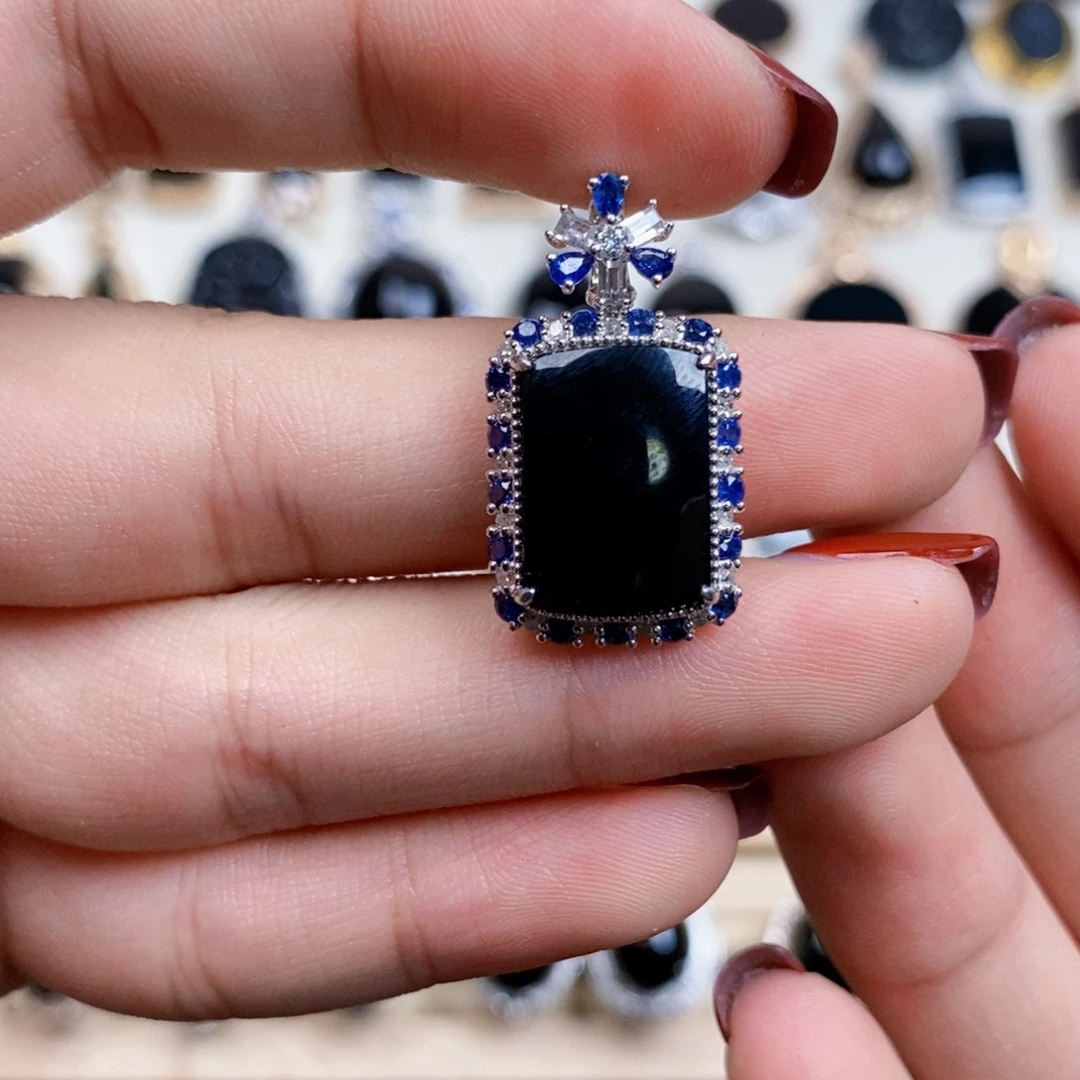 18K金镶嵌定制翡翠墨翠马鞍吊坠