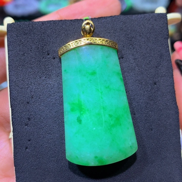 翡翠18K金镶嵌颈饰翡翠