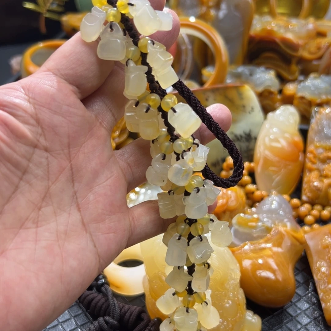 颈饰未镶嵌石英质玉