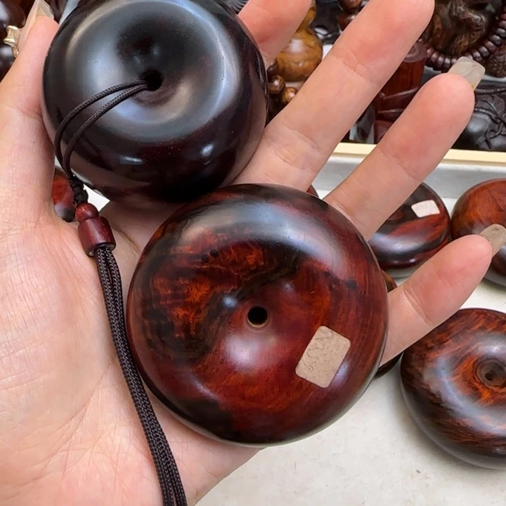 L***n木老红木雕刻扣把件两个