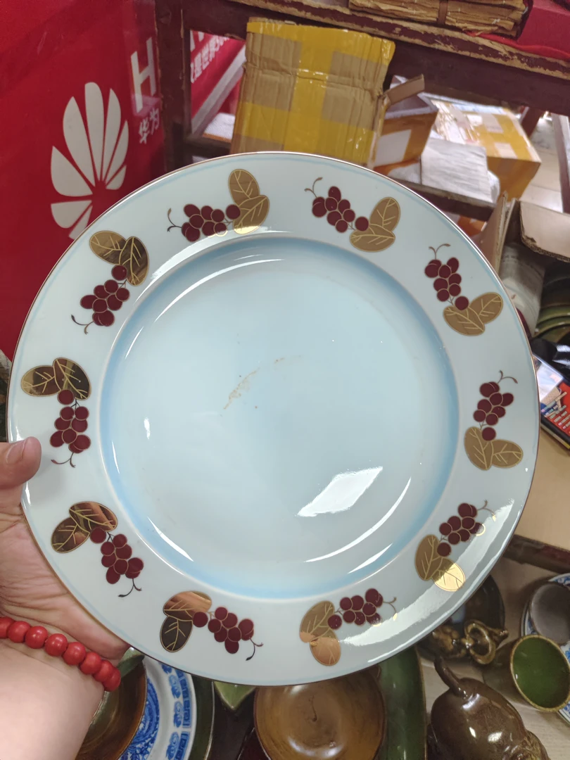 瓷片。盘子一个，喜欢的朋友不要错过