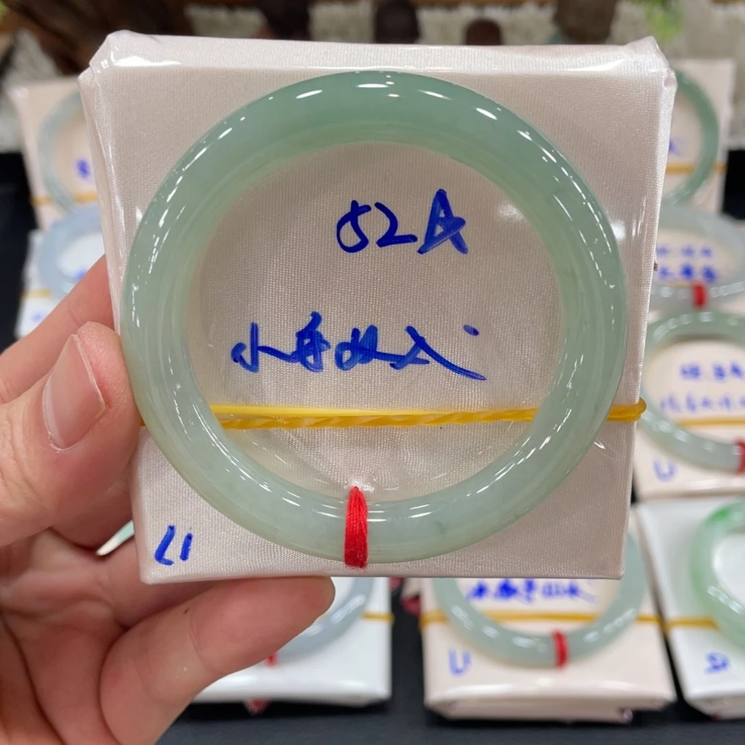 翡翠手镯未镶嵌翡翠