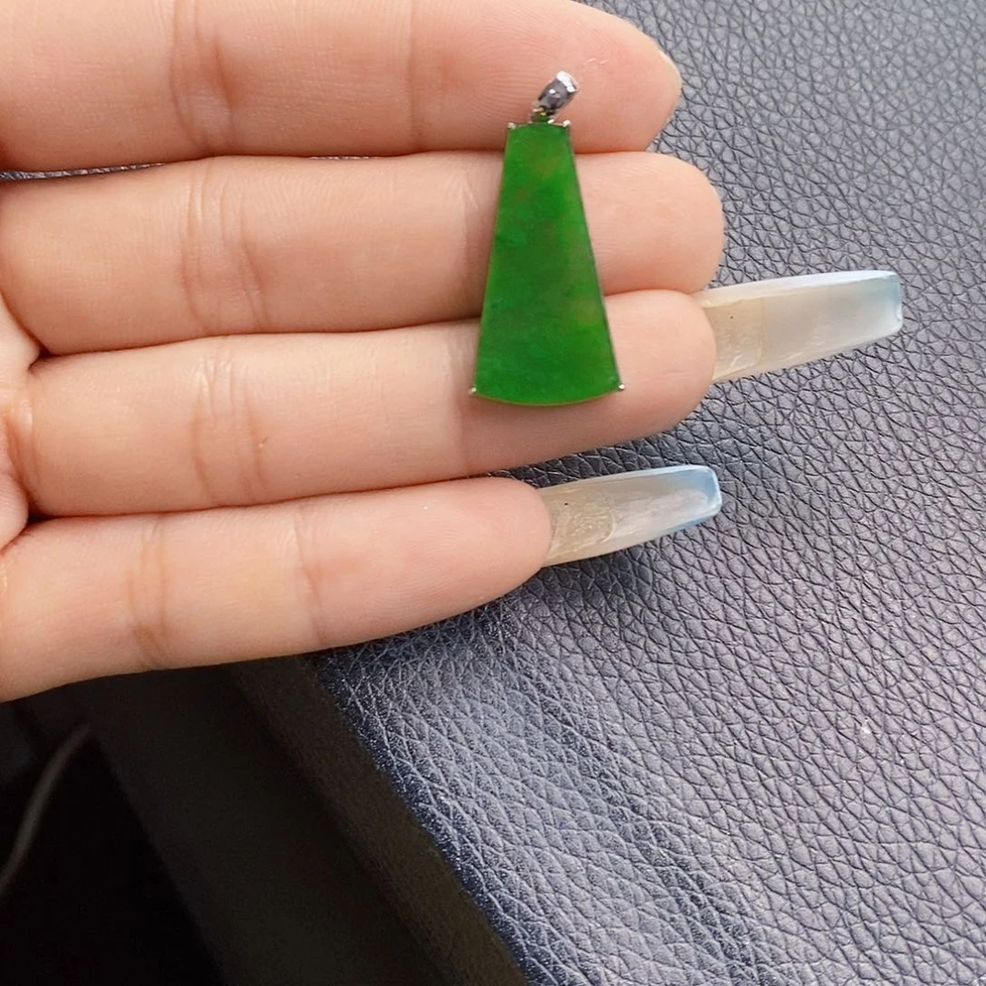 翡翠18K金镶嵌颈饰翡翠