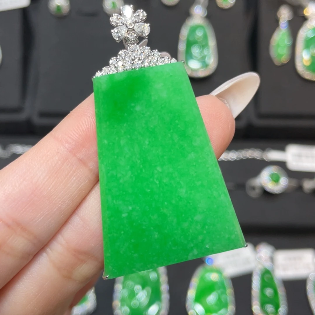 翡翠18K金镶嵌颈饰天然缅甸翡翠a货