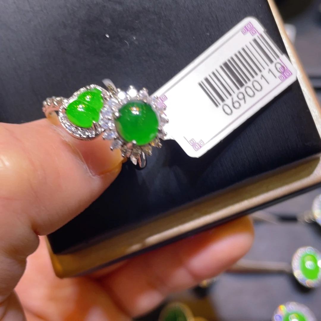 翡翠未镶嵌颈饰戒指