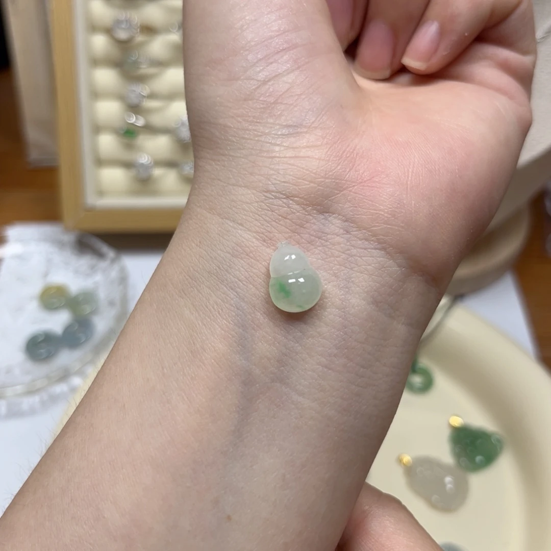吊坠(不含链)未镶嵌翡翠飘阳绿花葫芦