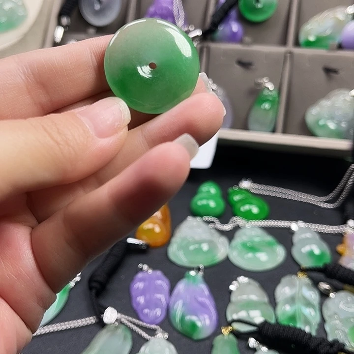 翡翠未镶嵌颈饰平安扣