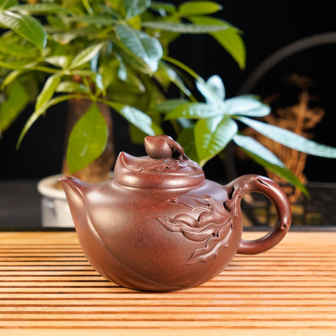 GS35-016   王志刚   宜兴手工紫砂  寿桃（描金）