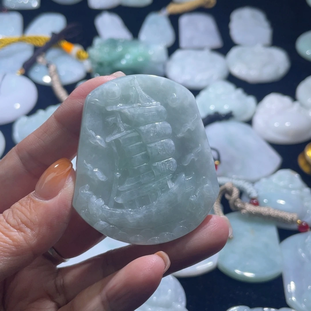 翡翠未镶嵌颈饰一帆风顺