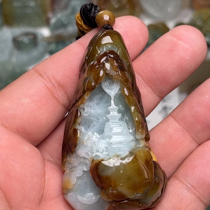 翡翠未镶嵌颈饰山水