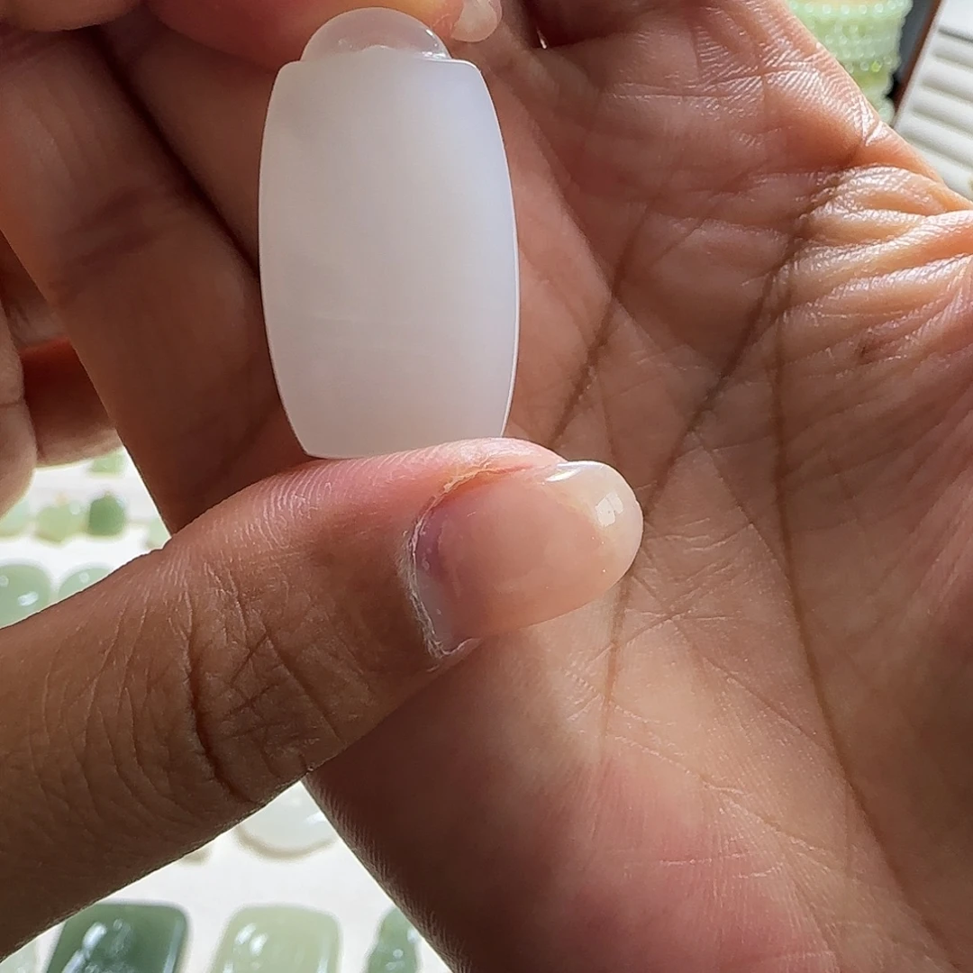 Y***D和田玉未镶嵌颈饰