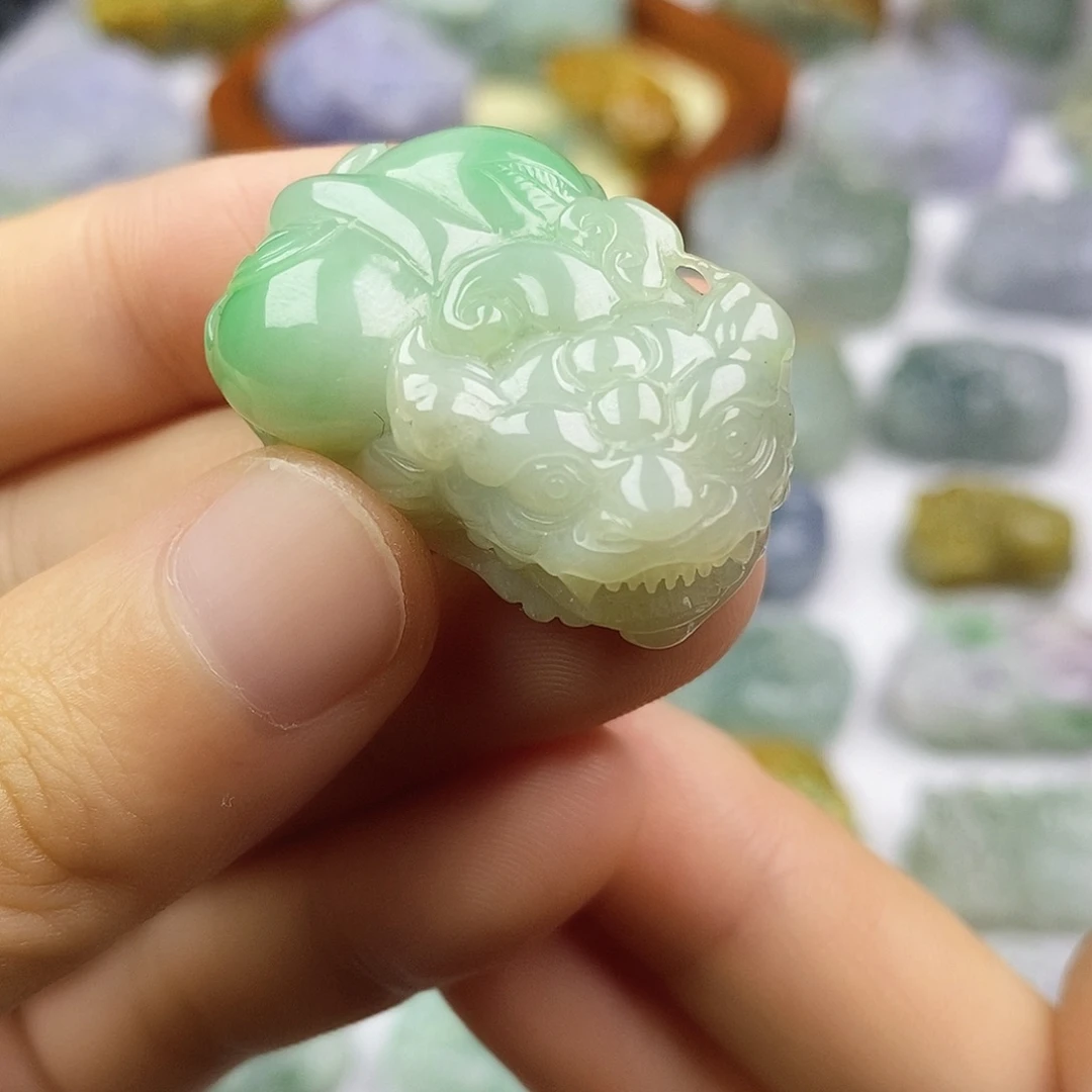 翡翠未镶嵌颈饰貔貅