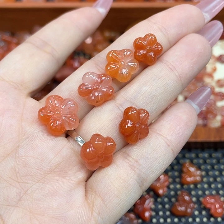 南红玛瑙未镶嵌颈饰五瓣花