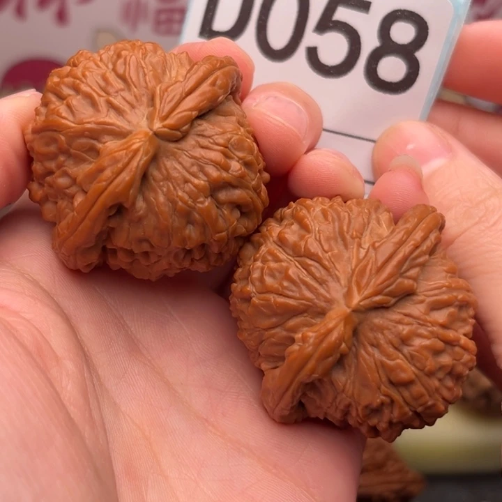 文玩核桃吊坠058白狮子