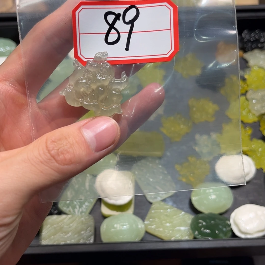 蛇纹石玉颈饰合金