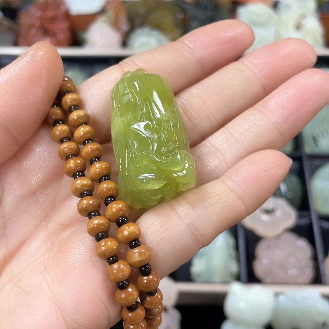 蛇纹石玉颈饰未镶嵌