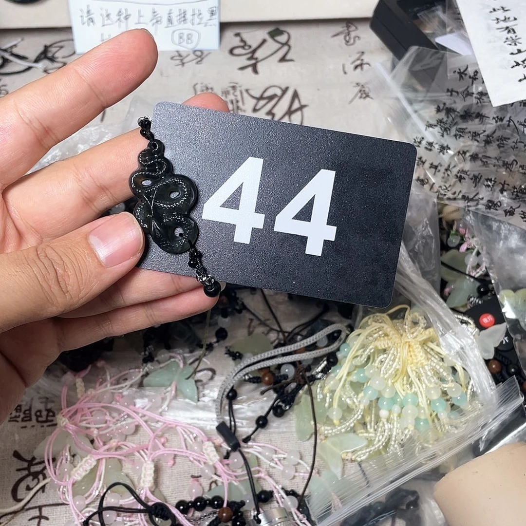 蛇纹石玉颈饰合金