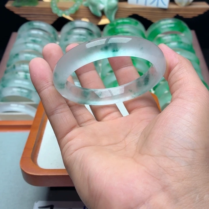 哈****石英质玉未镶嵌手镯