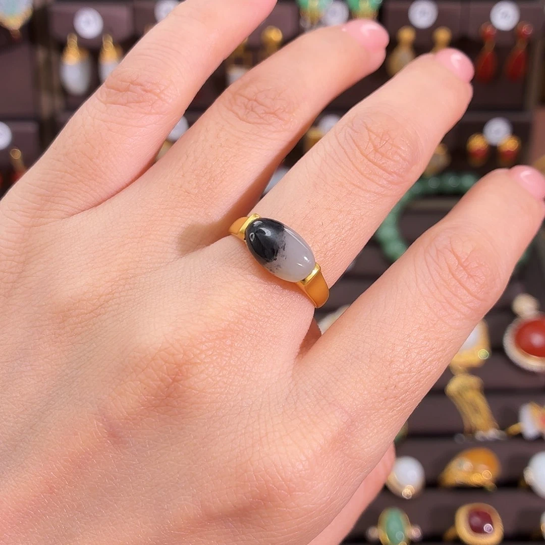 18K金镶嵌戒指和田玉