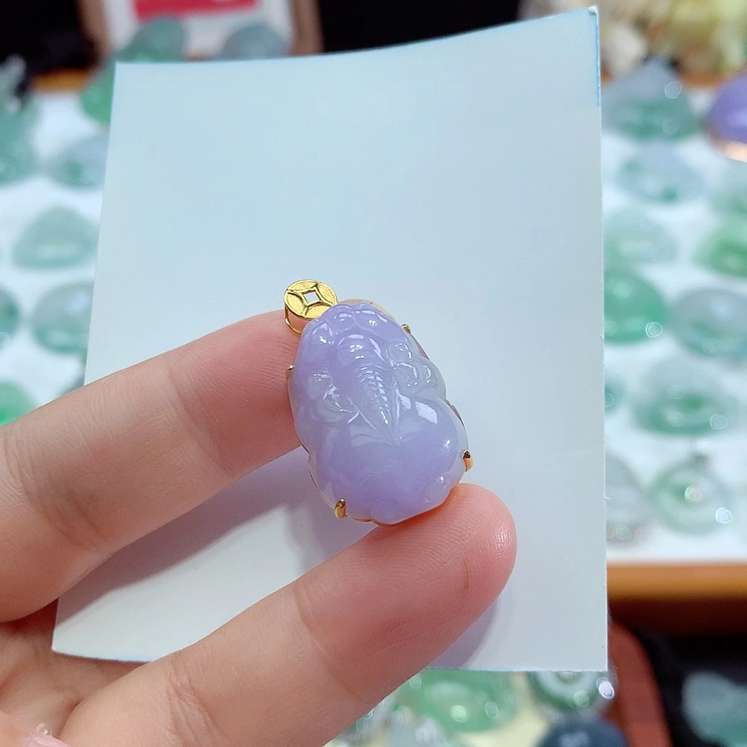 颈饰18K金镶嵌翡翠貔貅