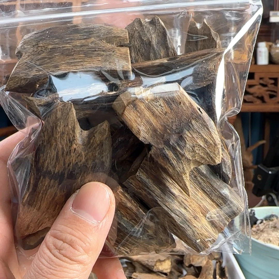 沉香摆件奇楠乌身圆叶红油料100克