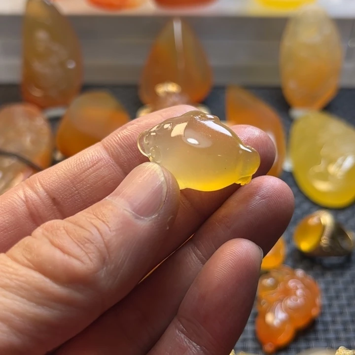 红***板石英质玉未镶嵌旦面