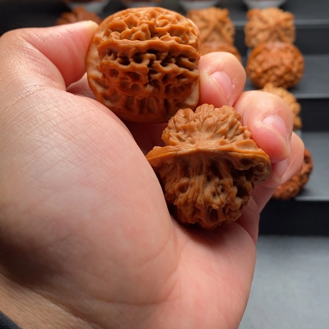 莫***闲文玩核桃吊坠核为贵