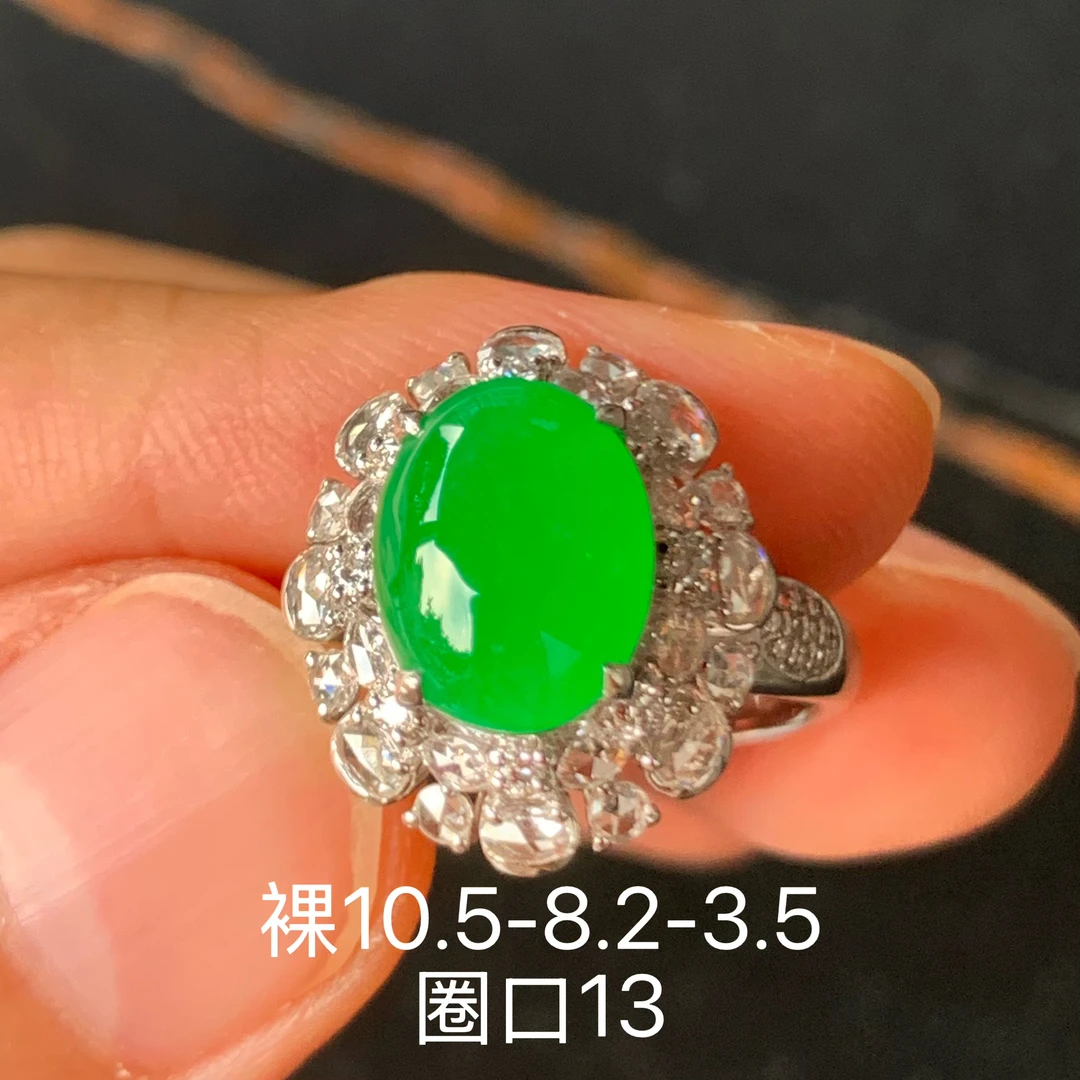 高冰满绿蛋面天然翡翠戒指 镶嵌精致 女生配饰