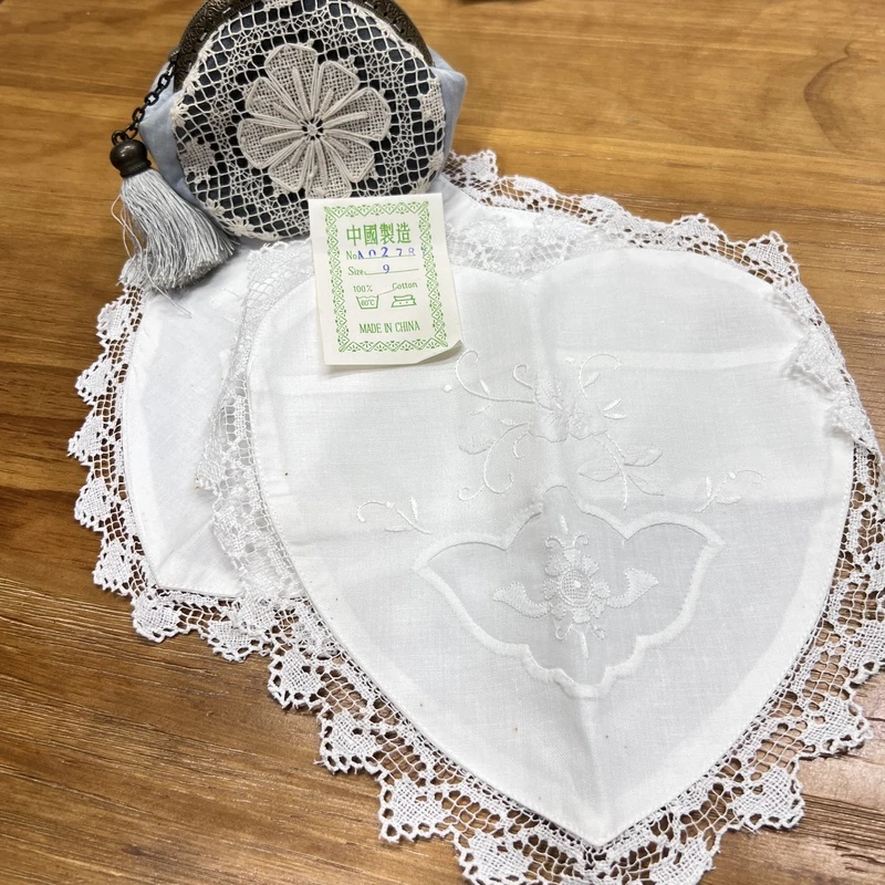 H218 手工托底绣拼菲力边心形靠枕白色棉质 27cm有氧化(4片出)