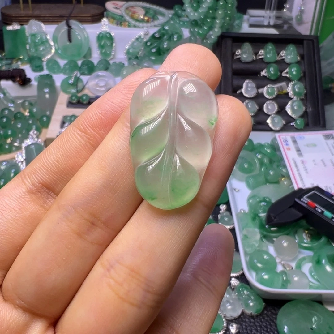 石英质玉（非洲翠）未镶嵌颈饰