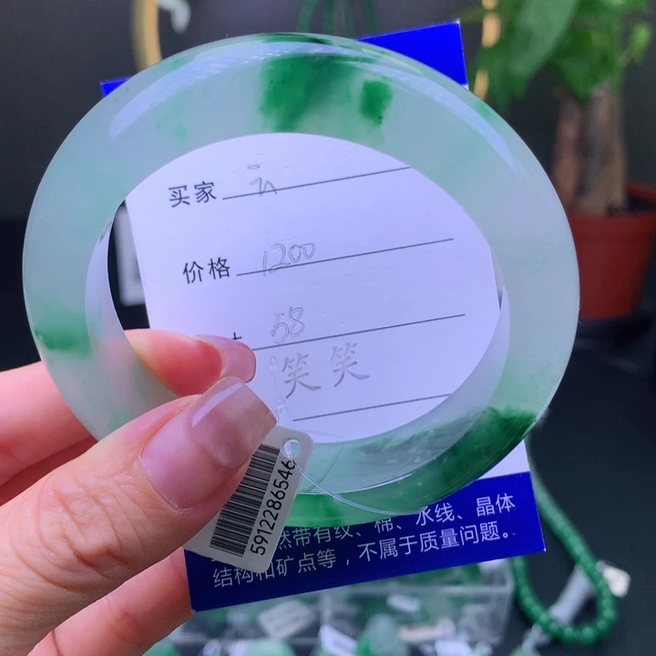 云***轻未镶嵌手镯石英质玉