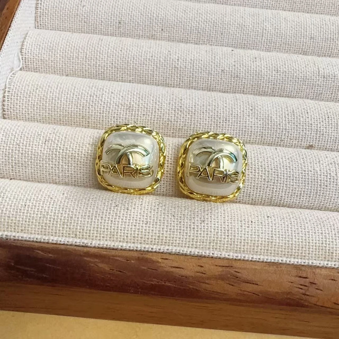 铜合金耳饰 巴黎高奢奶白色方形气质轻奢小香风设计师耳饰 S64