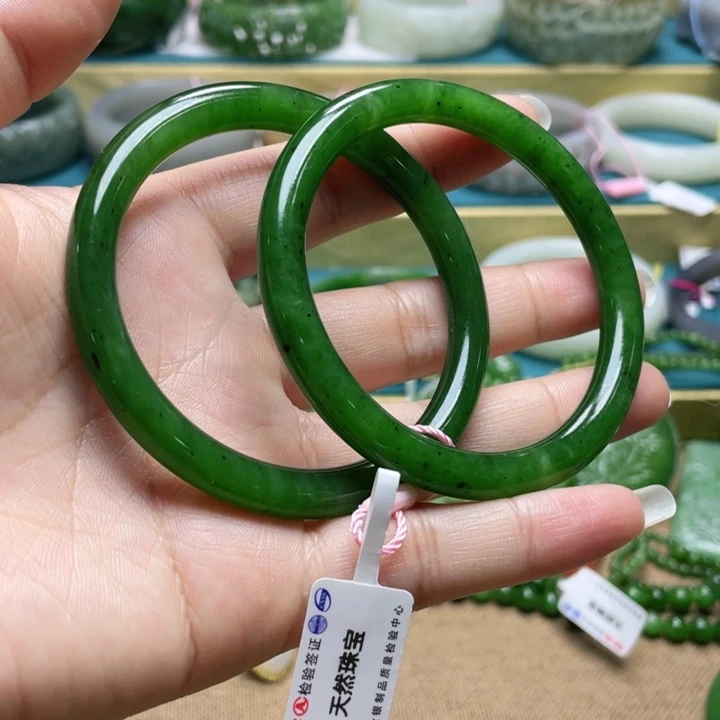 和田玉手镯57+圈口。编号74未镶嵌