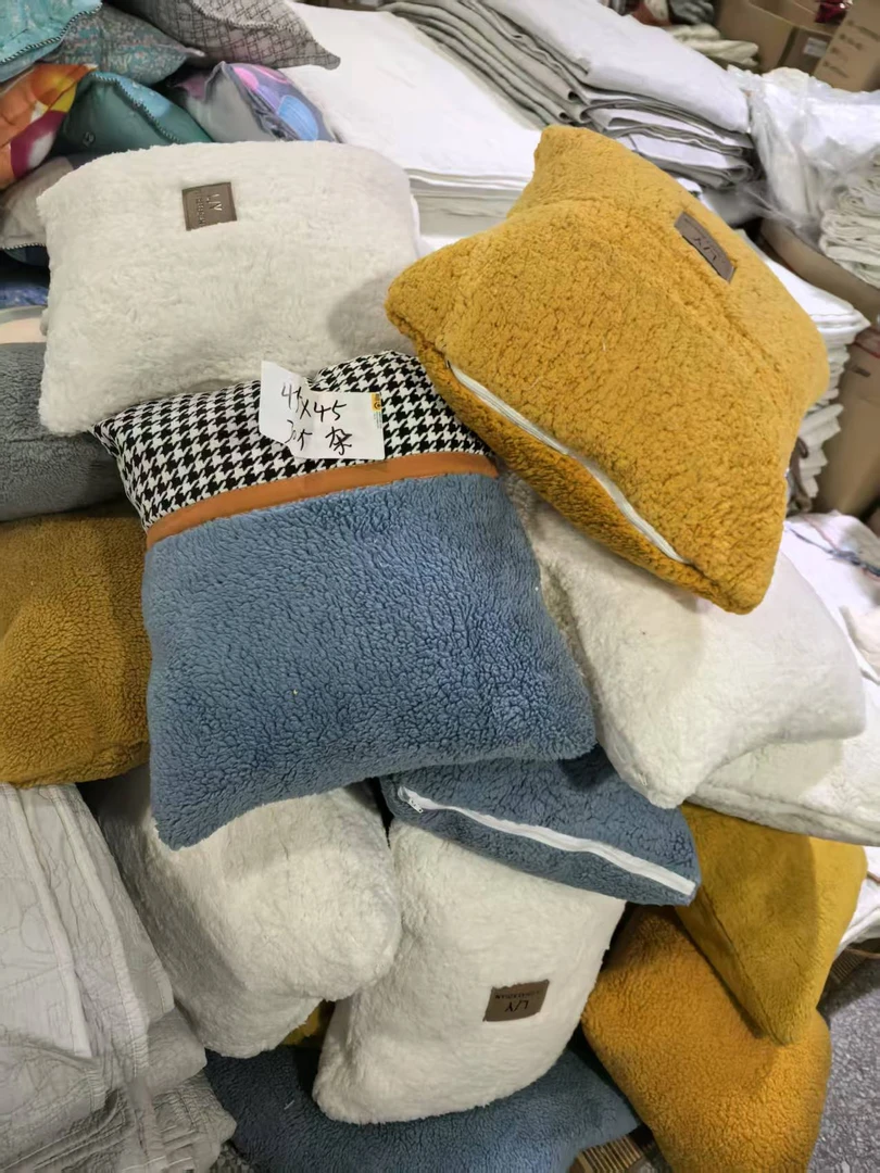 《厚广家》3楼45×45杂款羊羔绒抱枕 发1个，微瑕，不挑色，不挑款