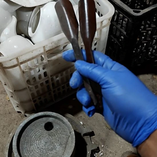 绿泥盘子碗茶壶啥都有