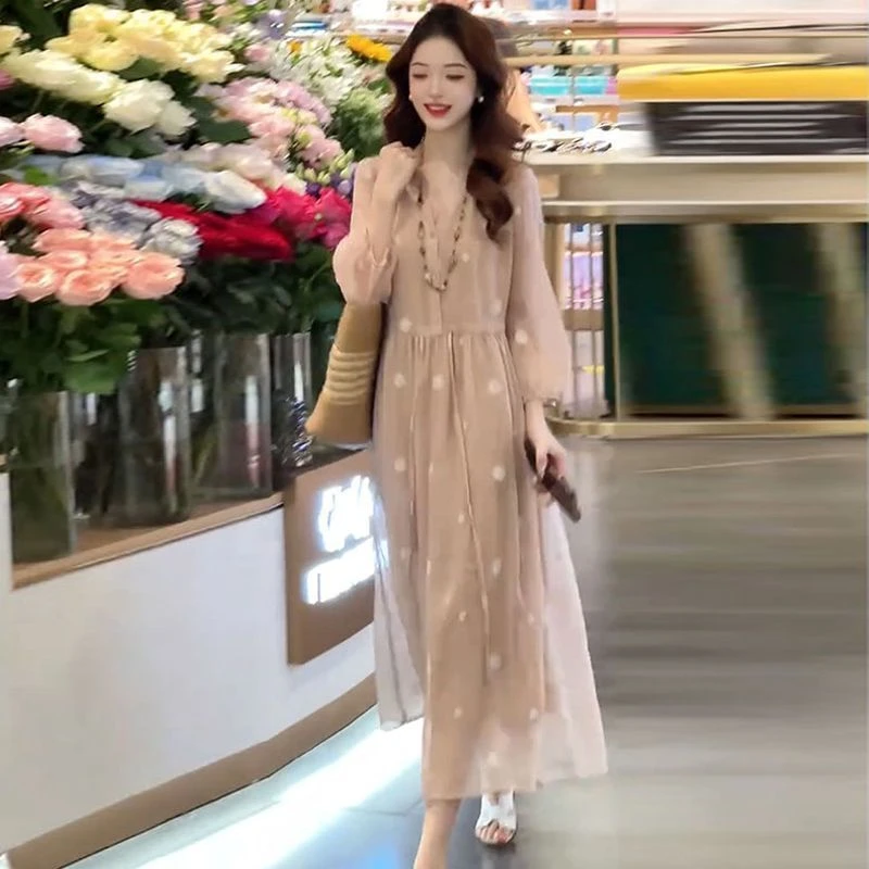 2025年夏季新款V领纽扣圆点蕾丝复古显瘦连衣裙高级感气质休闲女