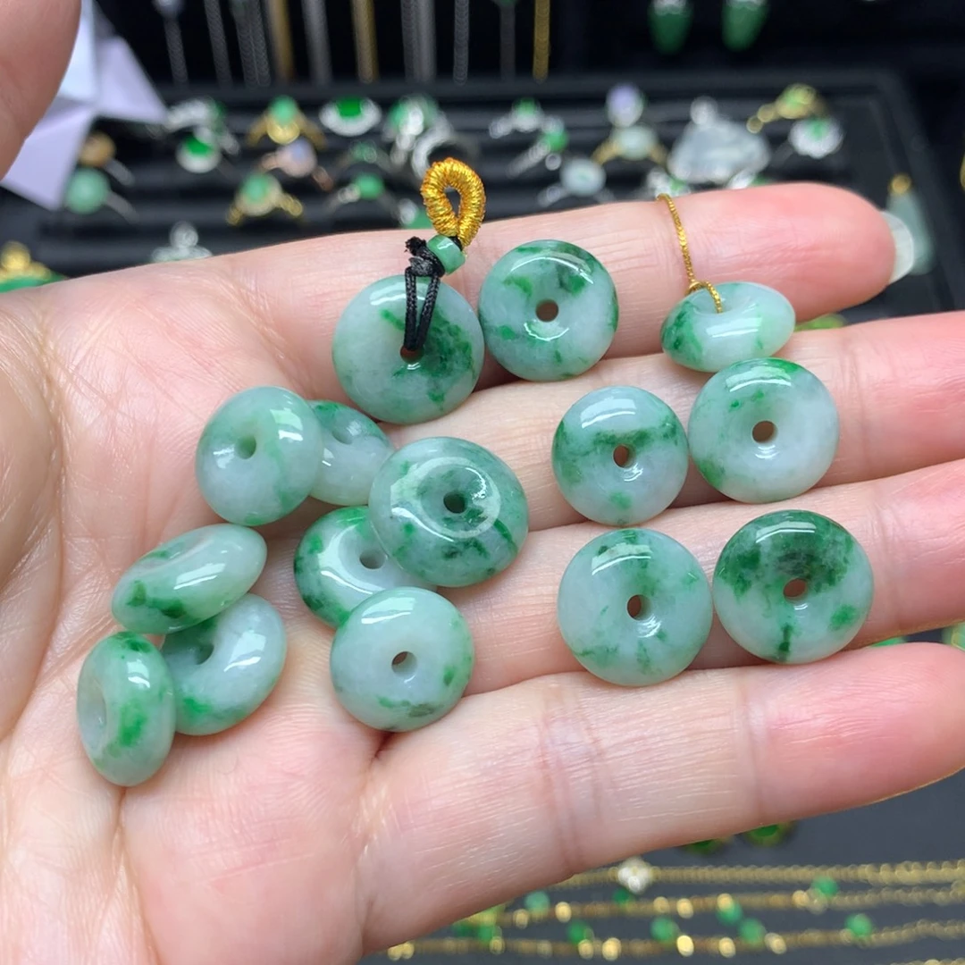 翡翠未镶嵌颈饰有纹裂多样性发其1件