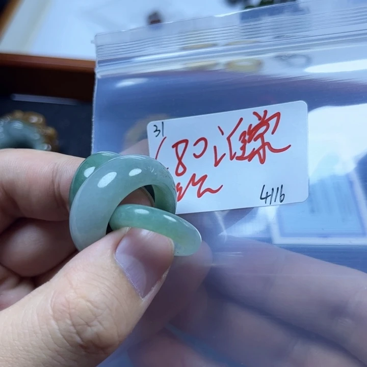 翡翠戒指未镶嵌谁***谁